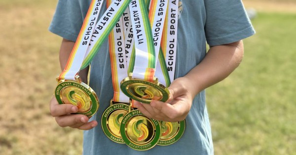 Un niño de 11 años con una enfermedad rara establece un récord nacional de atletismo.