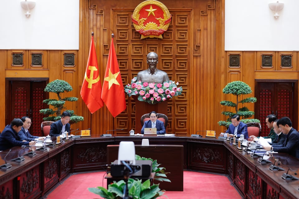 Le Premier ministre Pham Minh Chinh a présidé une réunion sur l'avancement du projet d'investissement dans la construction de l'autoroute Chau Doc - Can Tho - Soc Trang. Photo : VGP/Nhat Bac