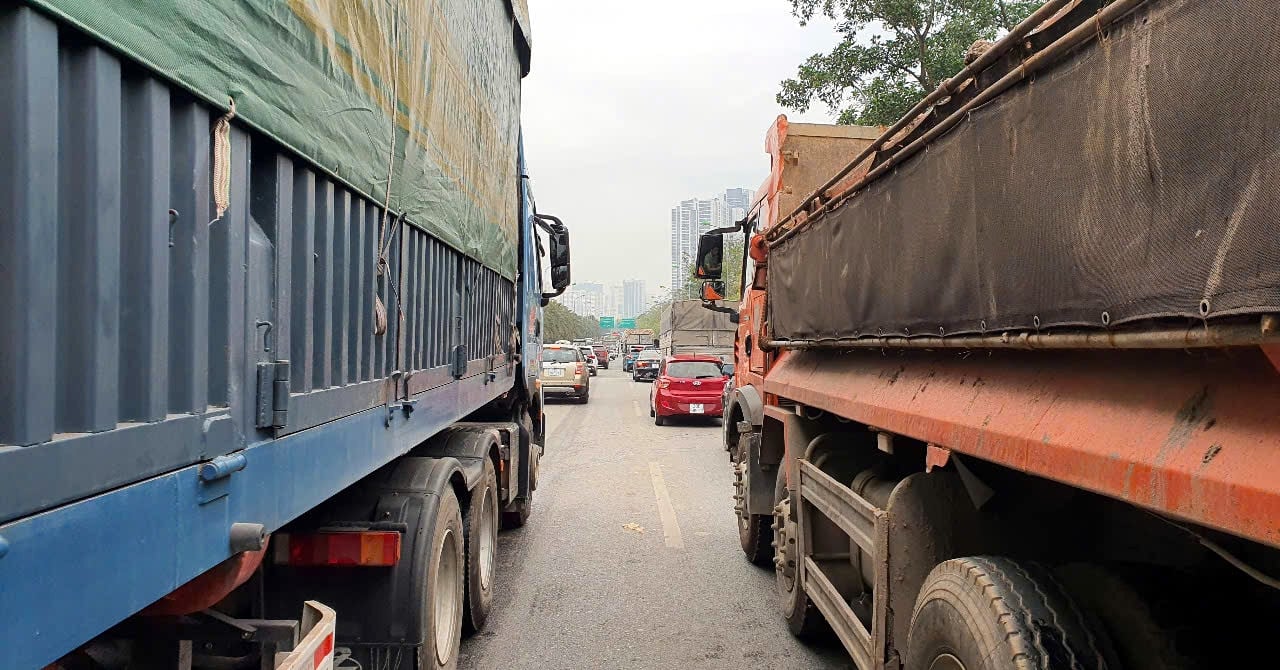 La avenida Thang Long se encuentra congestionada durante kilómetros debido a la excavación de líneas eléctricas.