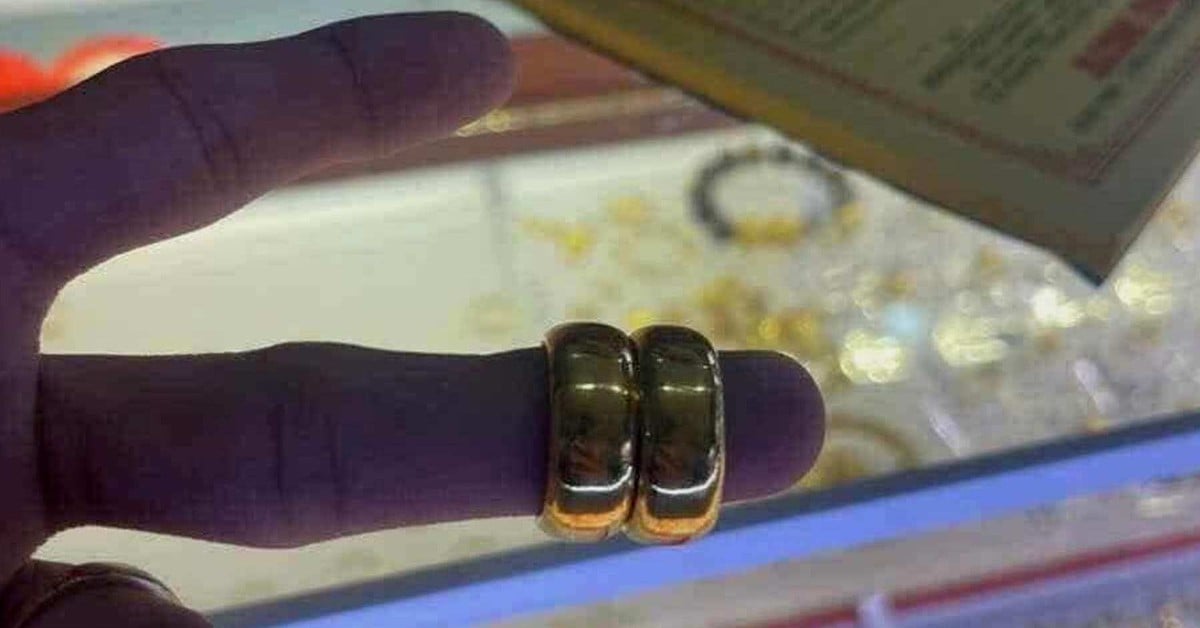 Dropping a gold bar, a poor couple posted online to seek 'good luck'