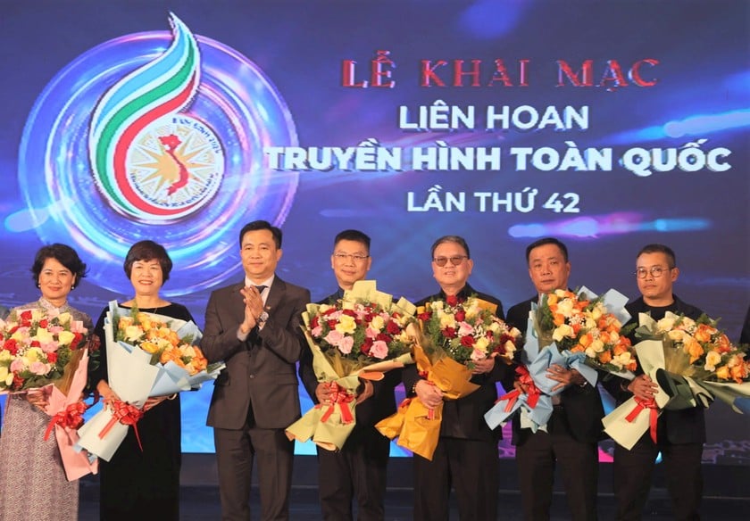 Đại diện ban tổ chức tặng hoa Ban giám khảo Liên hoan Truyền hình toàn quốc lần thứ 42