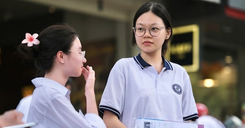 Admission to grade 10 in Hanoi, parents still have to wait in line to submit applications?