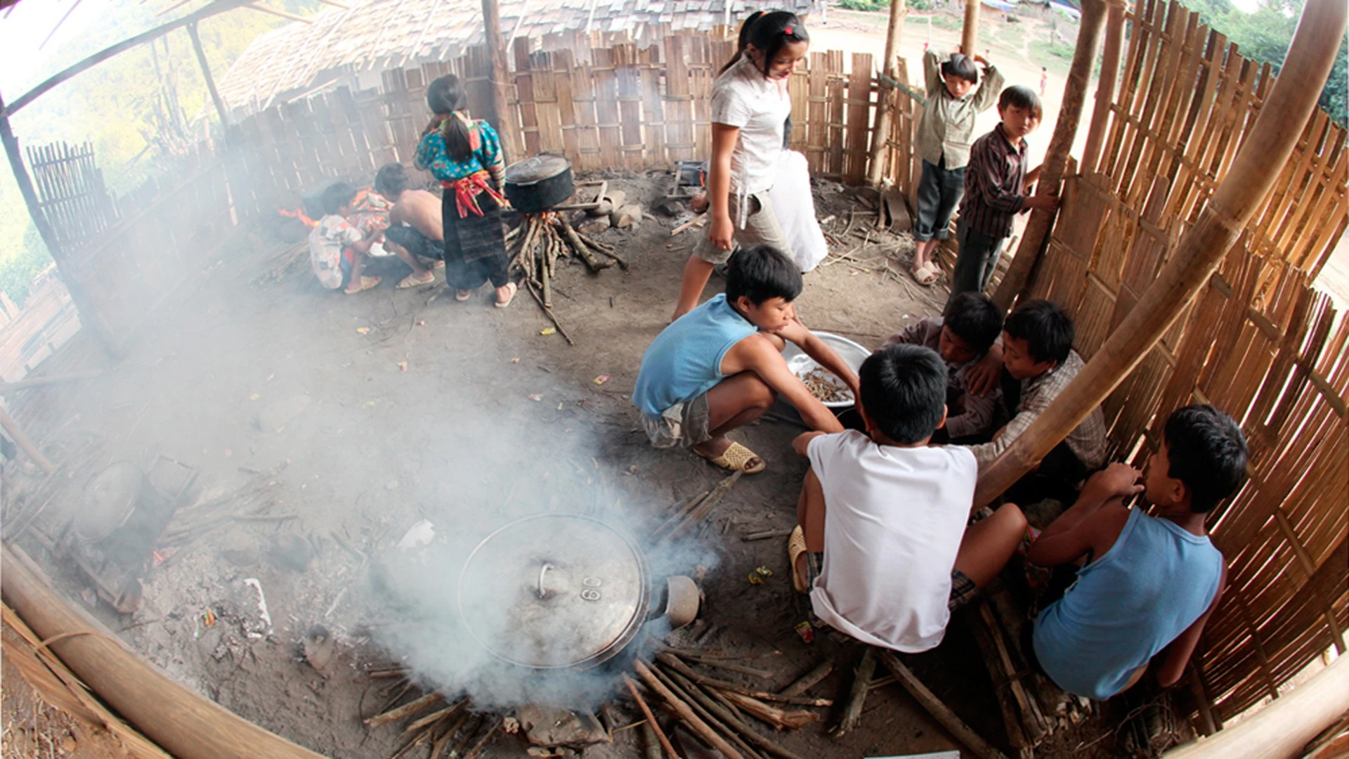 【写真】恵まれない地域ムオンテの学生たちに温かい寄宿舎食を提供 写真1