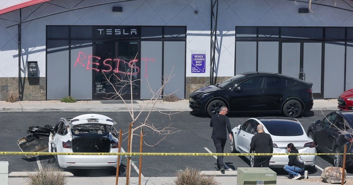 Le procureur général des États-Unis répond à l'incendie criminel d'une propriété Tesla