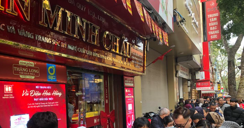 Lange Schlangen, die Menschen in Hanoi drängen sich, Gold zum Höchstpreis von 100 Millionen VND zu kaufen