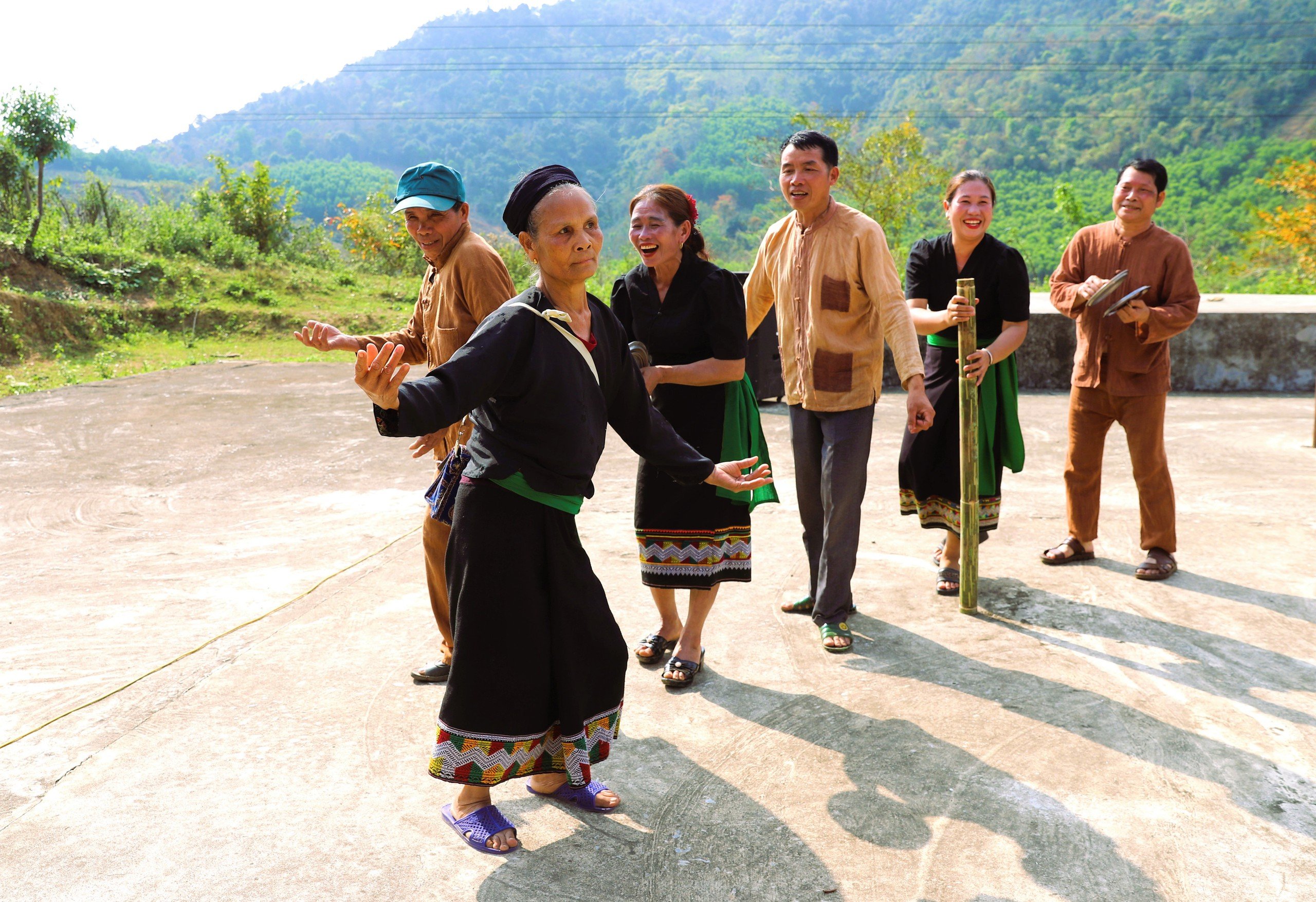 Phong tục đặc biệt của người Ơ Đu ở Nghệ An, hễ nghe tiếng sấm đầu tiên trong năm là cả làng mở hội - Ảnh 8.