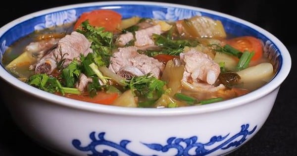 Révéler comment cuisiner une délicieuse, douce et attrayante soupe au chou aigre et aux jeunes côtes