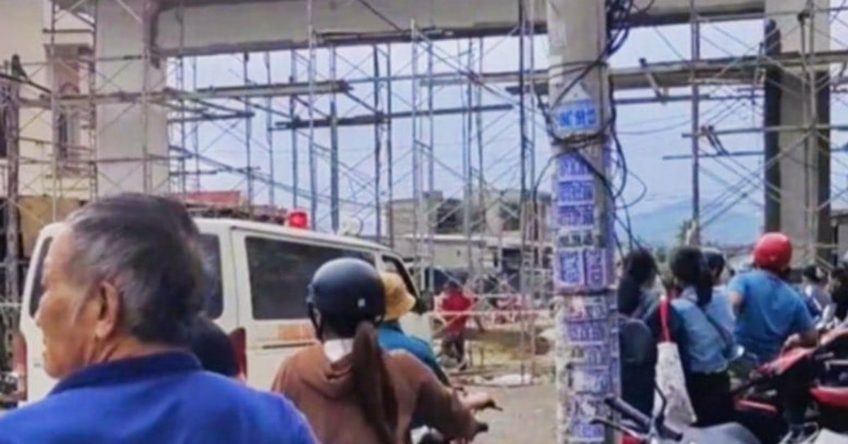 El andamio en la puerta del pueblo se derrumbó y muchos trabajadores cayeron desde arriba.