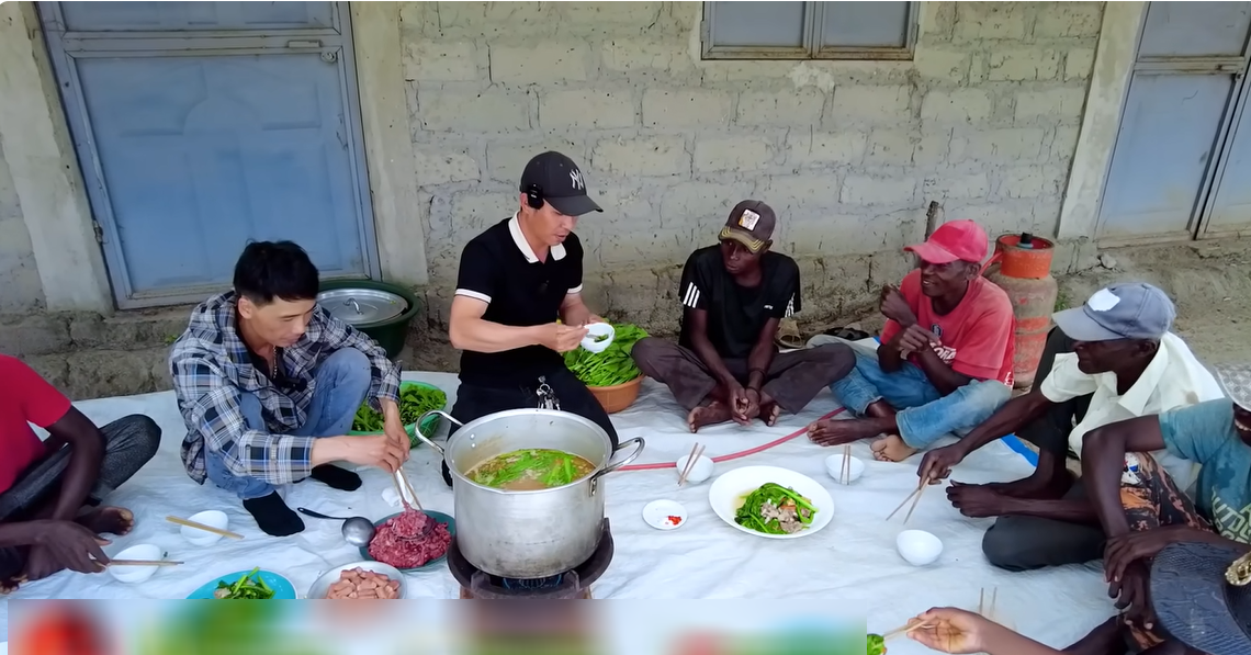 Afrikaner probieren vietnamesischen Hotpot, prahlen, dass sie sich nach dem Essen stark fühlen und Dutzende Säcke Reis tragen können