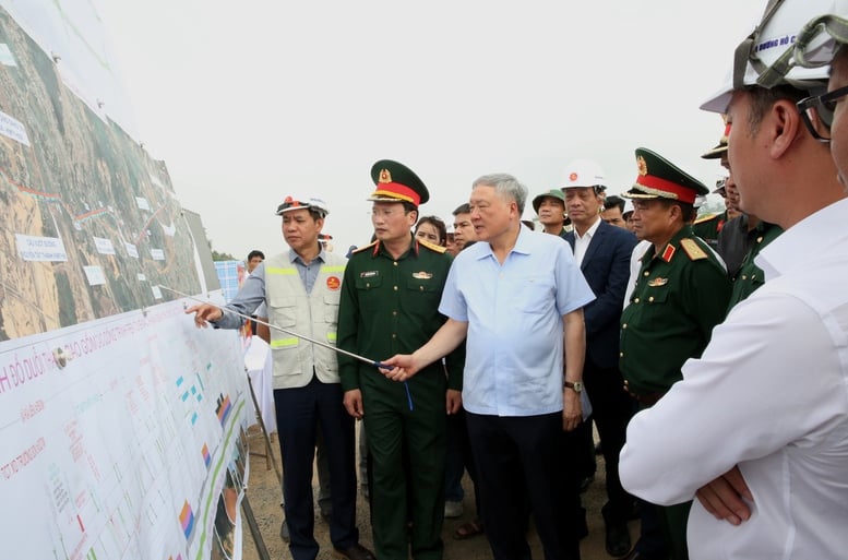 El viceprimer ministro permanente Nguyen Hoa Binh inspeccionó el proyecto de la autopista Hoa Lien - Tuy Loan el 13 de marzo de 2025.