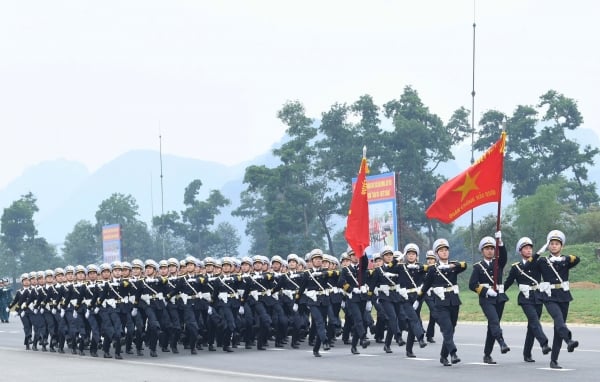 Oficiales y soldados de la Armada se preparan para el desfile del 30 de abril