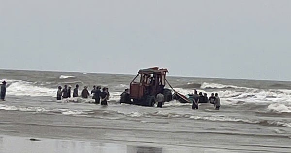 Three boats were sunk by waves, 6 fishermen escaped at sea in Ha Tinh after hitting a school of fish.