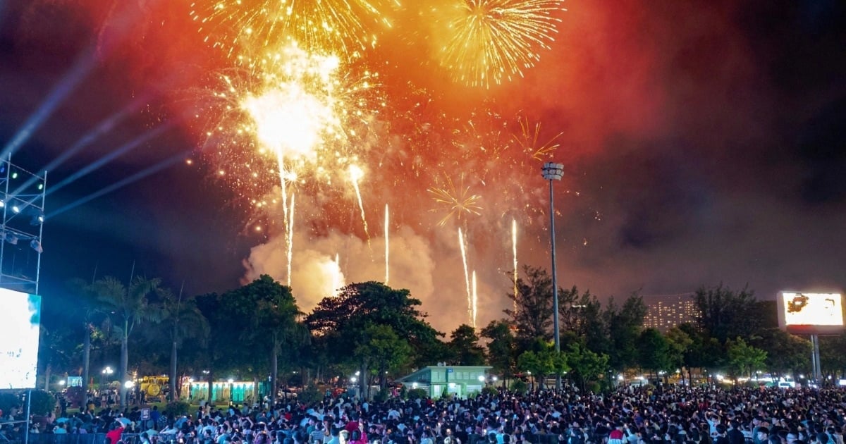 Erstes Höhenfeuerwerk am großen Tag von Binh Dinh