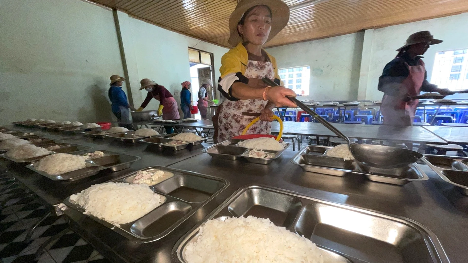 【写真】恵まれない地域ムオンテの学生たちに温かい寄宿舎食を提供する写真9