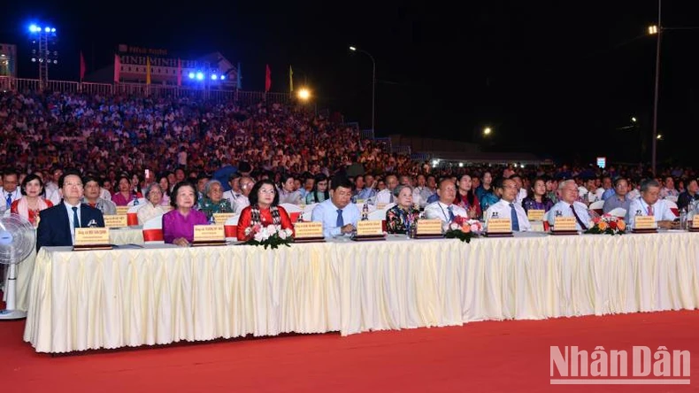 An Giang a solennellement reçu le certificat de reconnaissance du « Festival de Ba Chua Xu de la montagne Sam » en tant que patrimoine culturel immatériel représentatif de l'humanité photo 2