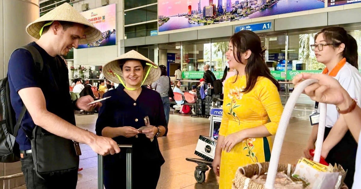 Ciudad Ho Chi Minh recibe a 200 turistas en el primer vuelo chárter desde Irán