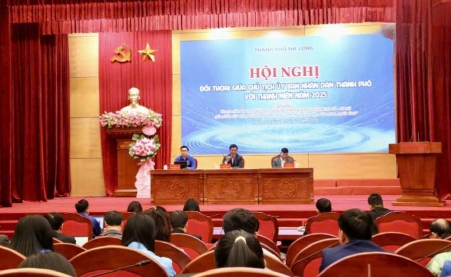 El presidente del Comité Popular de la ciudad de Ha Long dialoga con jóvenes