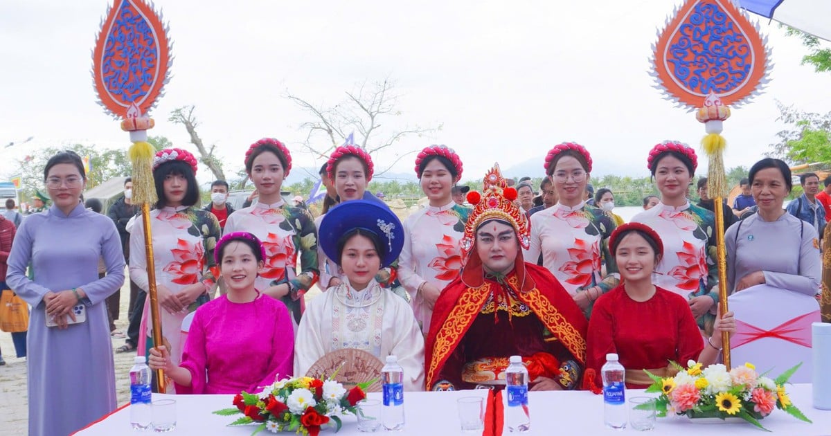 Marche pour la paix, course de bateaux reconstituant le cortège de la princesse Huyen Tran