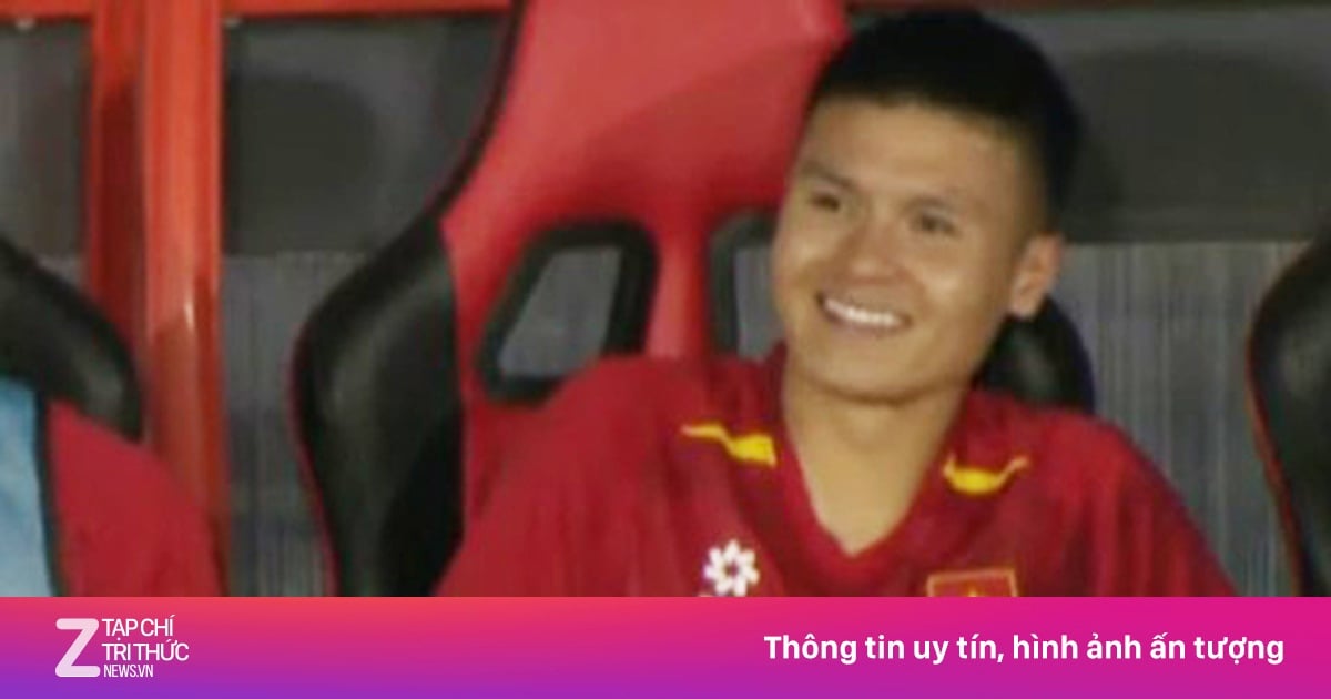 Quang Hai était assis en souriant sur le banc