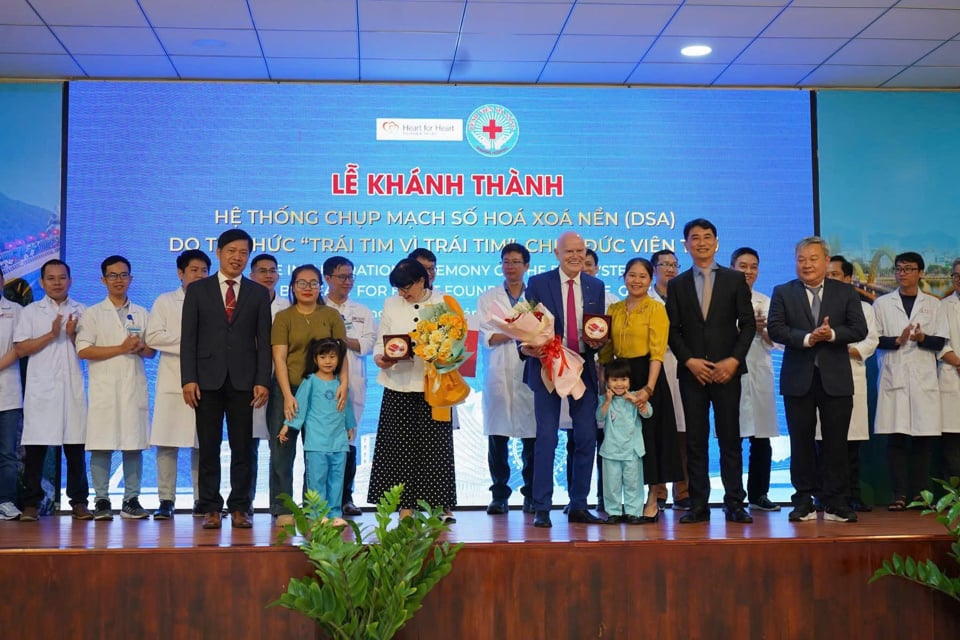 Le professeur Erich Johann Lejeune et son épouse ont pris une photo souvenir avec des médecins et des patients pédiatriques à l'hôpital de Da Nang. Photo : Hôpital de Danang