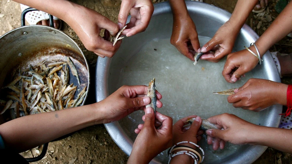 【写真】恵まれない地域ムオンテの学生たちに温かい寄宿舎食を提供する写真3