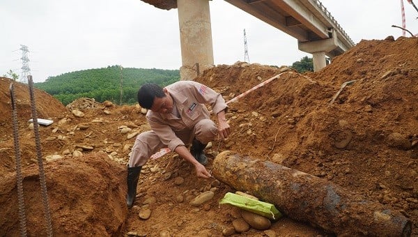 Al cavar los cimientos para reparar un puente local, se descubrió una bomba de 118 kg.