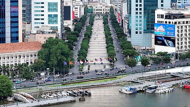 How magnificent is the square in Ho Chi Minh City?