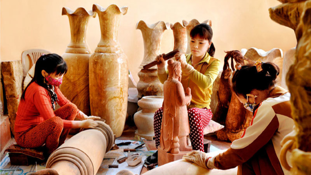 Reconnu comme une destination touristique pour les villages d'artisanat du bois du district de Dong Anh