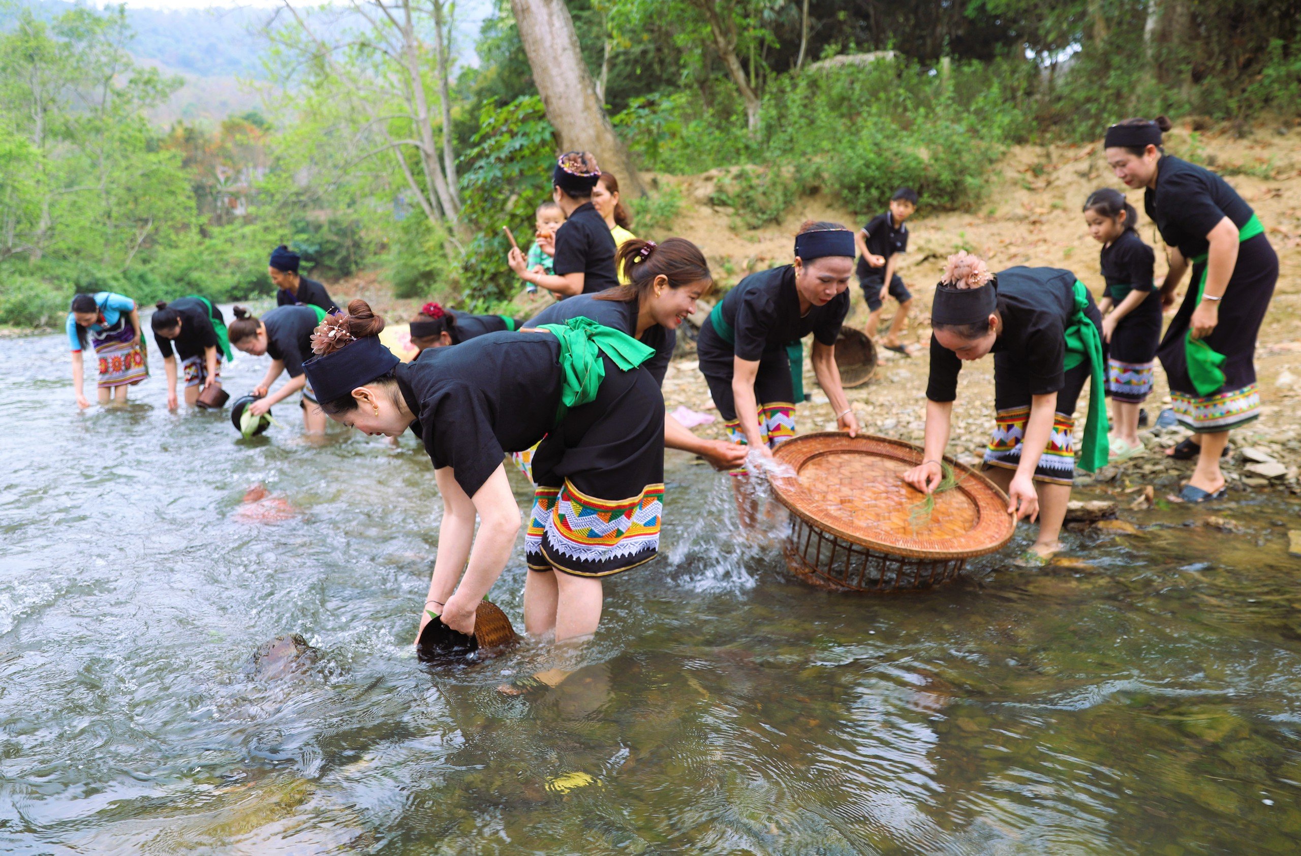 Phong tục đặc biệt của người Ơ Đu ở Nghệ An, hễ nghe tiếng sấm đầu tiên trong năm là cả làng mở hội - Ảnh 2.