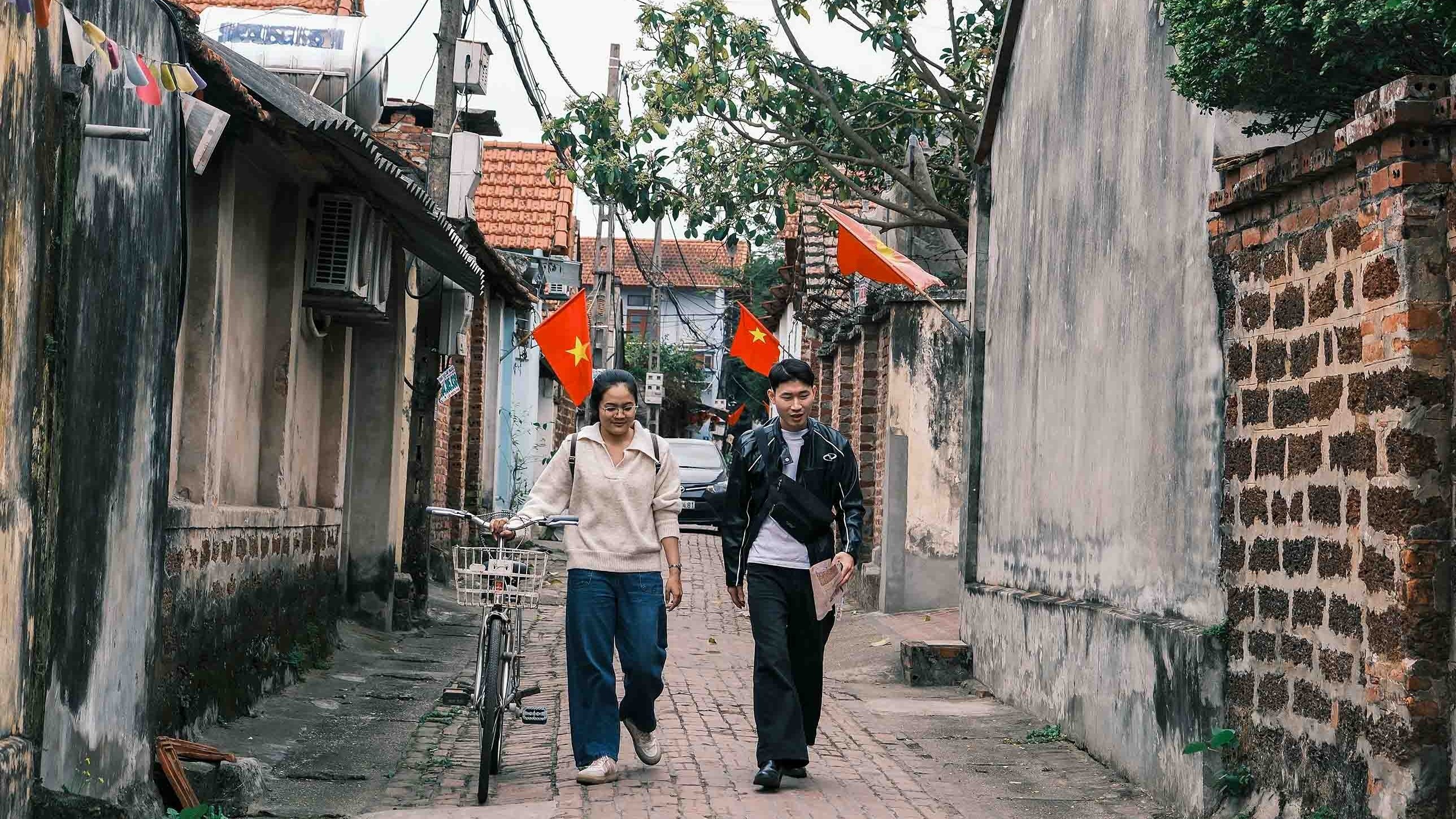 Week-end, retour à l'ancien village de Duong Lam pour « vivre lentement », tranquillement sur les routes de briques en pente