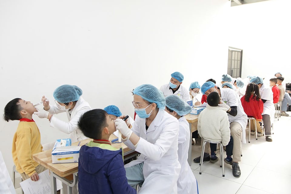 Nearly 900 students from grades 1 to 5 were examined, had their teeth sealed and applied fluoride varnish to prevent tooth decay.