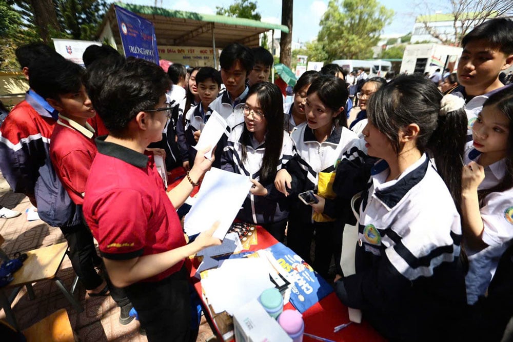 Thí sinh tìm hiểu về thông tin xét tuyển tại chương trình “Đưa trường học đến thí sinh” năm 2025. Ảnh: QUANG LIÊM