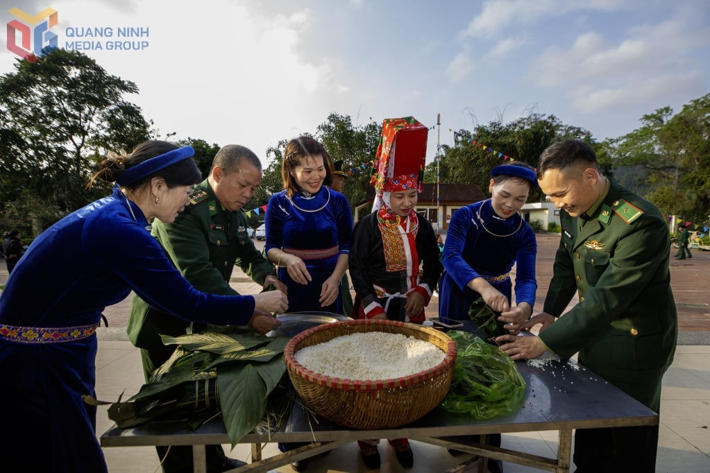 Cán bộ, chiến sĩ Đồn Biên phòng Cửa khẩu Hoành Mô phối hợp với Hội Phụ nữ xã Hoành Mô (Bình Liêu), gói bánh chưng tết tặng bà con các dân tộc tại địa phương.