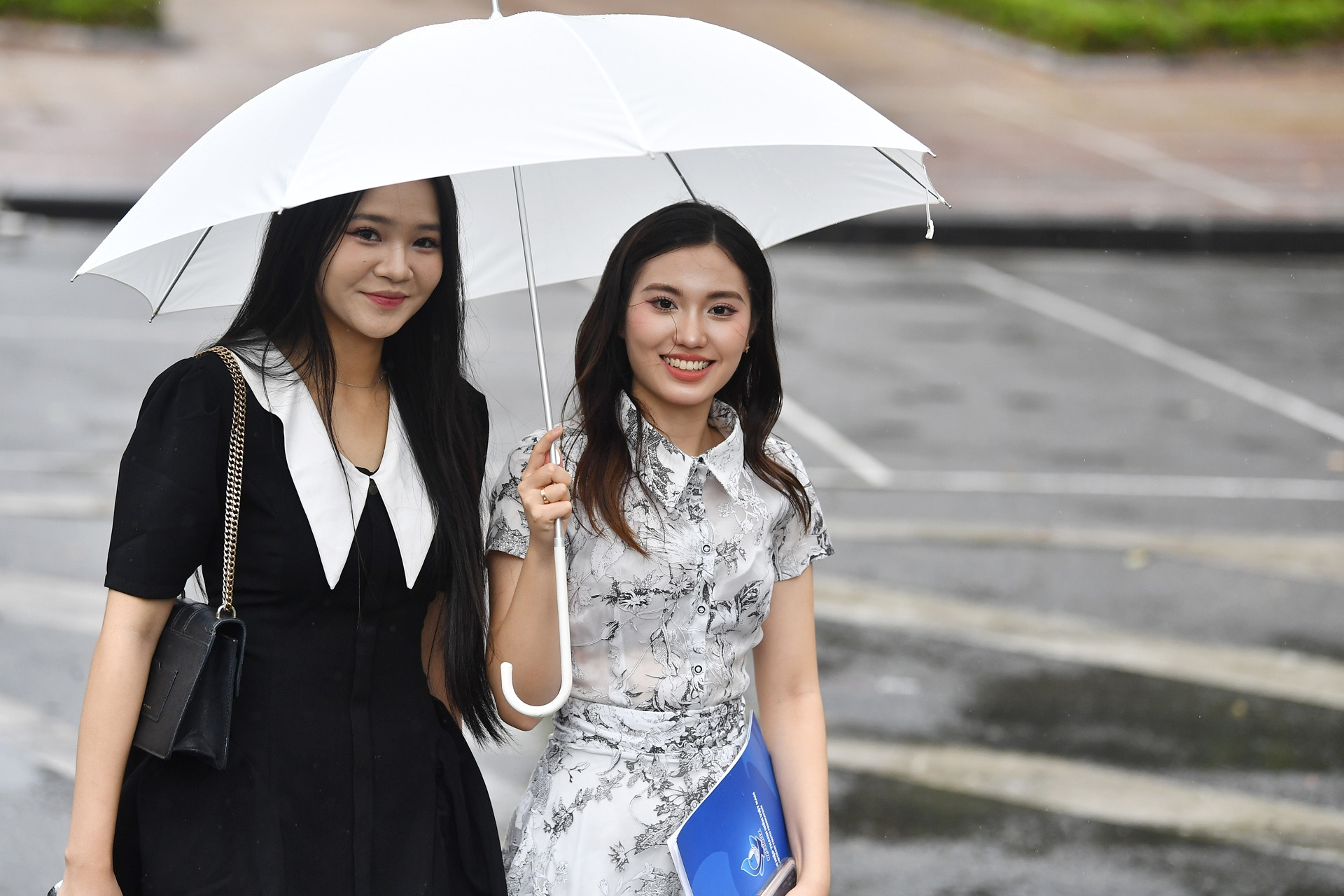 Hanoi continue d'augmenter la température à 28 degrés, puis accueille un fort air froid