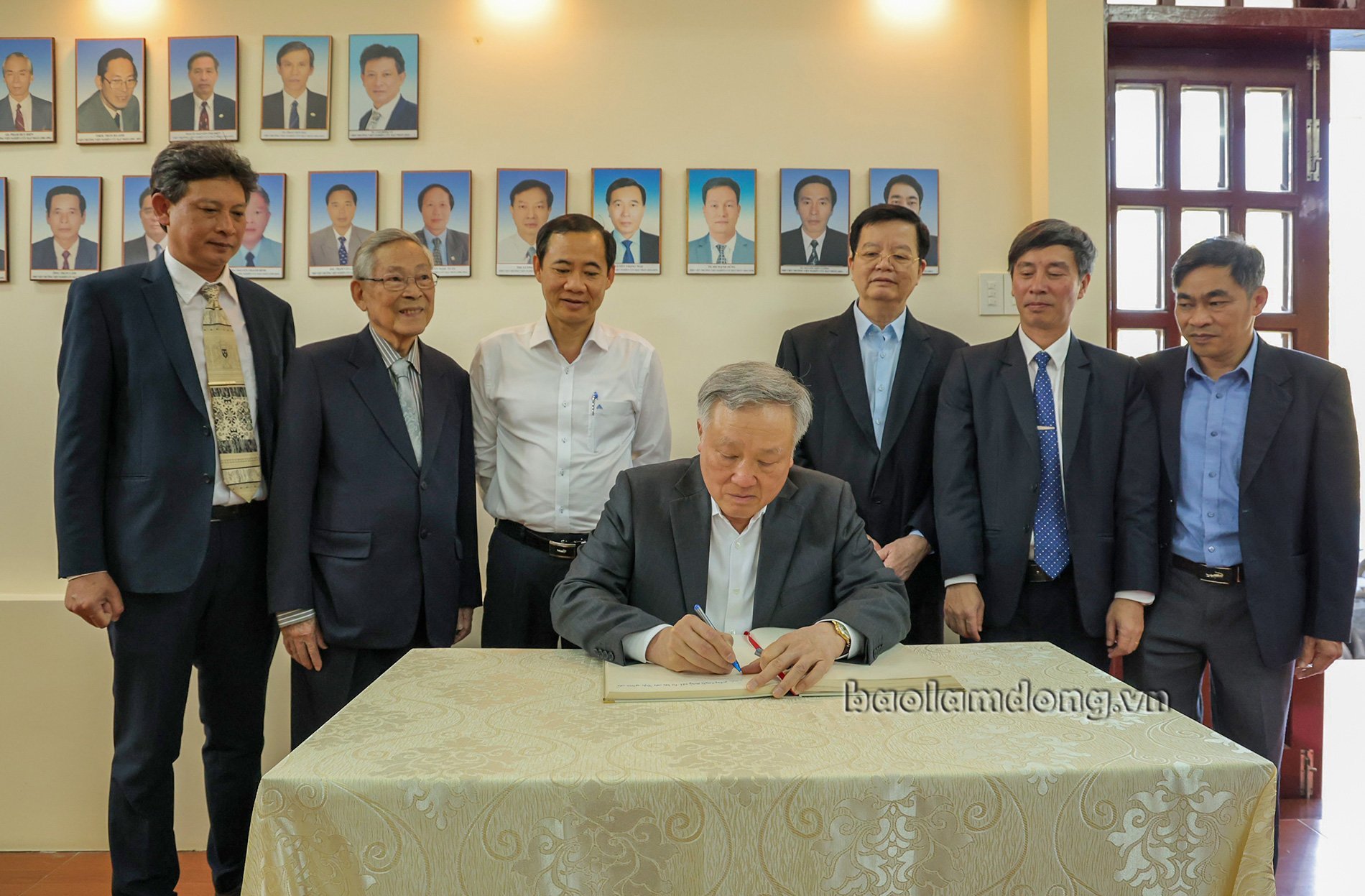 Permanent Deputy Prime Minister Nguyen Hoa Binh records in the tradition book of Dalat Nuclear Research Institute