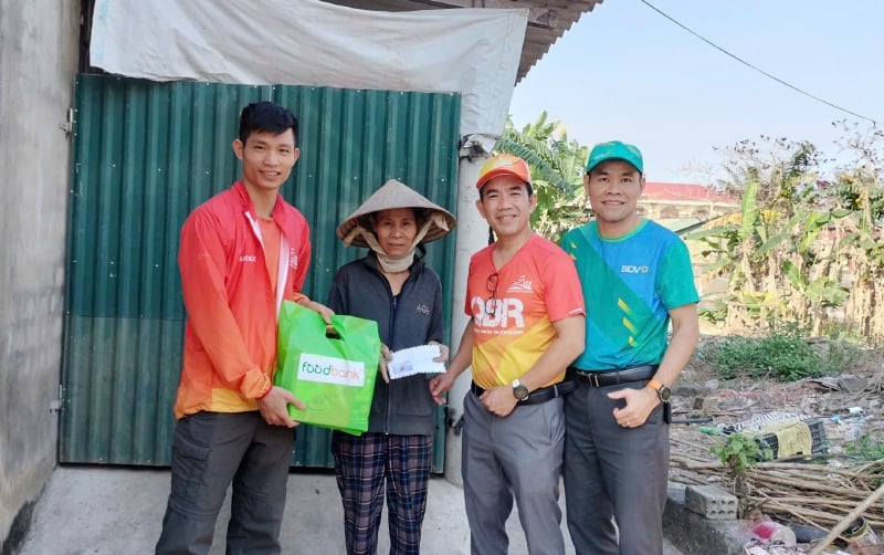 Representatives of Quang Binh Runners Club presented Tet gifts to the poor and students in difficult circumstances.