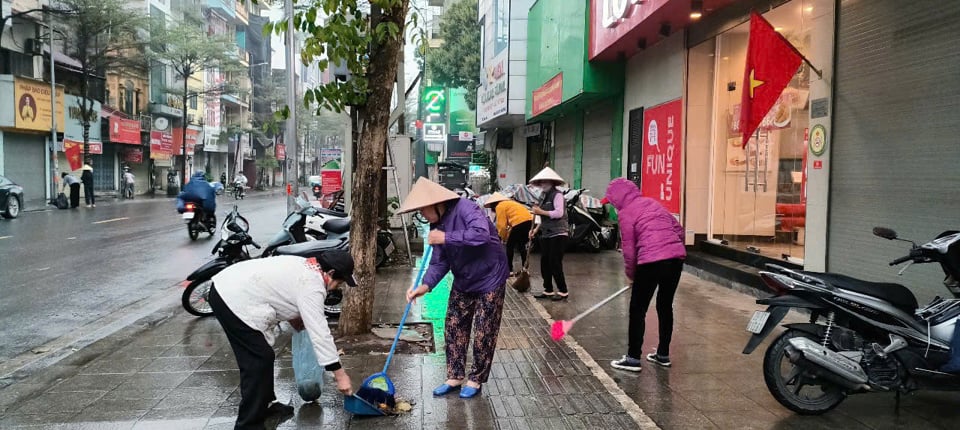 ドンダの女性たちは、地区の指導と市女性連合の主導のもと、総合的な環境衛生キャンペーンを立ち上げた。