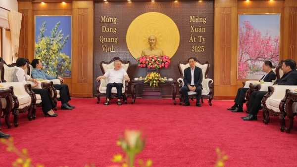 Deputy Prime Minister Nguyen Hoa Binh and the Government delegation offered incense to Uncle Ho at the Lam Dong Provincial Party Committee's Traditional Room.