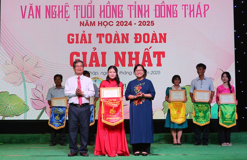 El equipo de arte de la escuela secundaria Sa Dec ganó el primer premio general