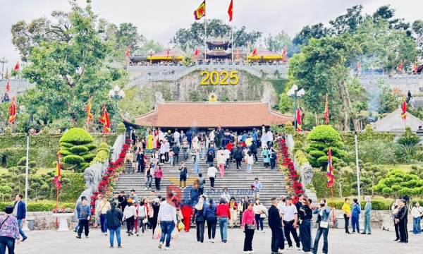 Ceremonia de apertura del festival del Templo Cua Ong en la primavera de At Ty 2025