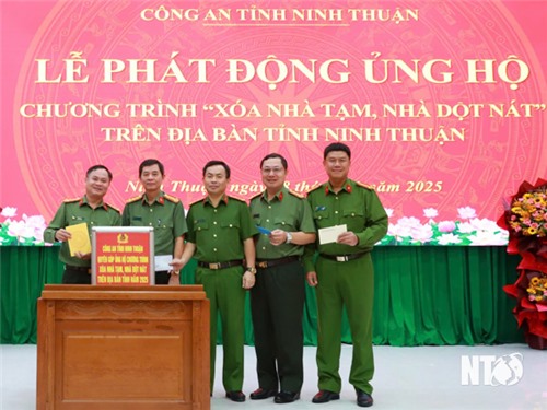 Công an tỉnh quyên góp ủng hộ hơn 441 triệu đồng cho chương trình “Xóa nhà tạm, nhà dột nát”