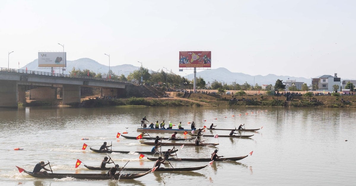 Kon Tum City organizes dugout canoe racing tournament