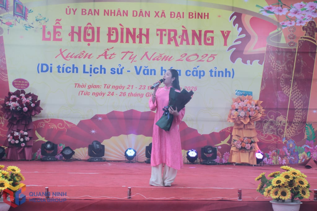 Singer Kim Thoa sings on the festival stage.