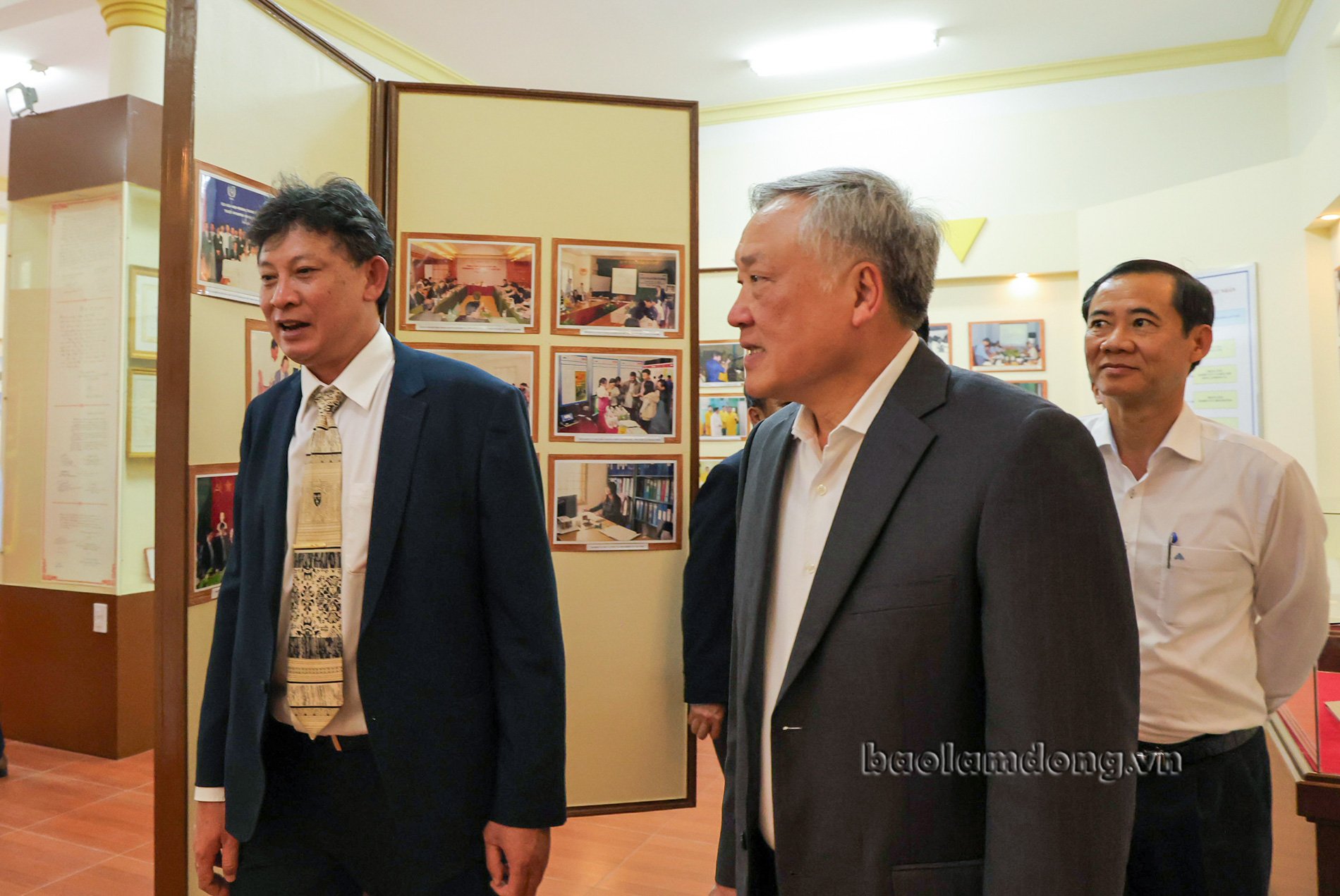 Deputy Prime Minister Nguyen Hoa Binh and Acting Secretary of Lam Dong Provincial Party Committee visited the Traditional Room of Da Lat Nuclear Research Institute.