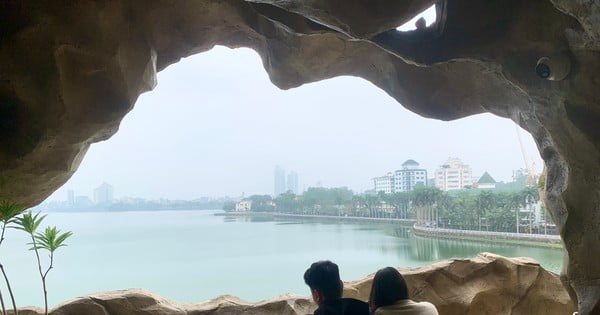 Young people enjoy 'crawling into caves' to drink coffee and watch West Lake in Hanoi