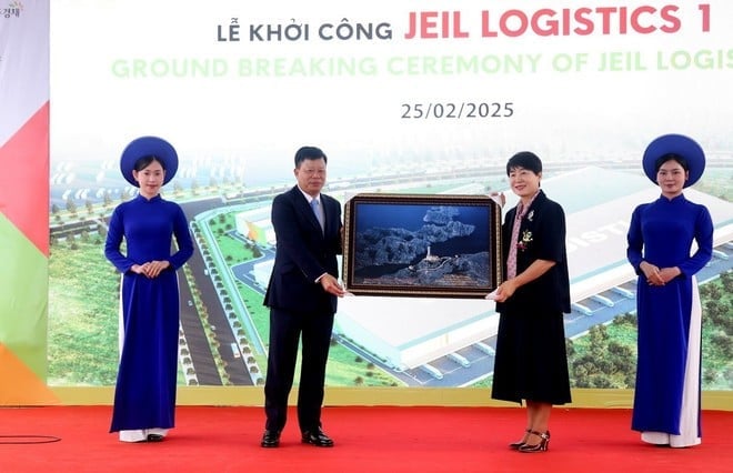 Mr. Le Trung Kien, Head of Hai Phong Economic Zone Management Board, congratulated Jeil Group on the project groundbreaking. (Photo: Minh Thu/VNA)