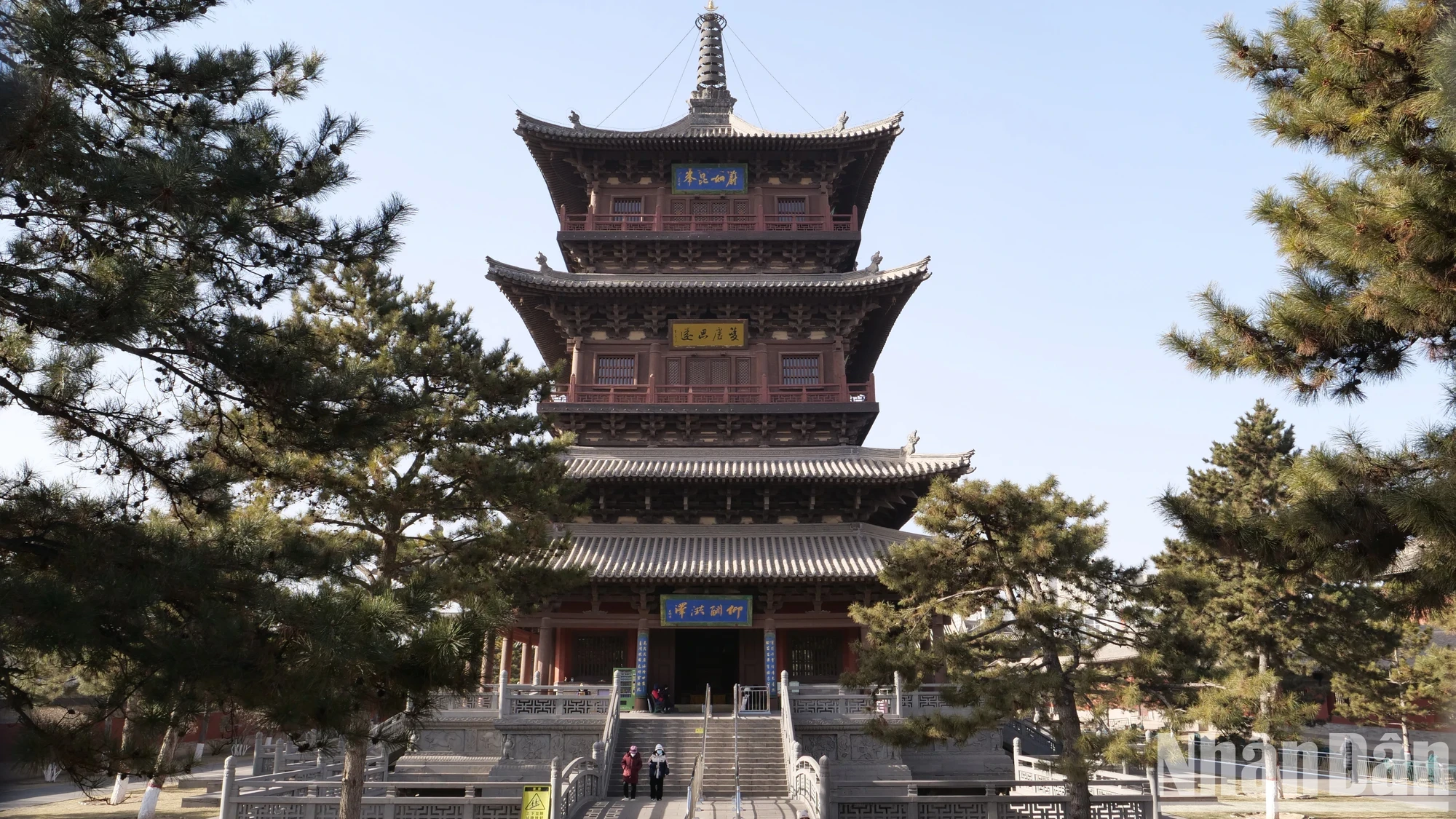 La pagode Hoa Nghiem est une œuvre architecturale typique à l'intérieur de l'ancienne citadelle de Dai Dong. Il s'agit de la deuxième plus grande tour entièrement en bois de Chine. La tour mesure 43,5 m de haut, avec 3 étages au-dessus du sol et 2 sous-sols.