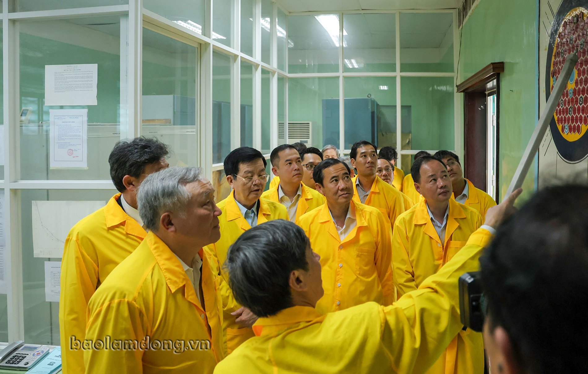 Leaders of Dalat Nuclear Research Institute introduce activities in the Nuclear Reactor