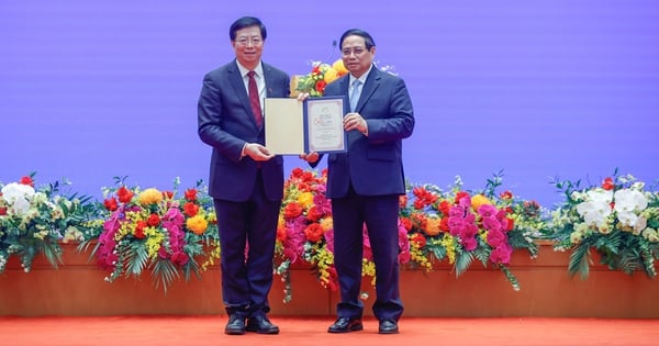 El primer ministro Pham Minh Chinh recibe el título de "Profesor honorario" de la Universidad de Tsinghua