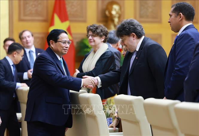 El primer ministro Pham Minh Chinh preside un debate con empresas europeas.